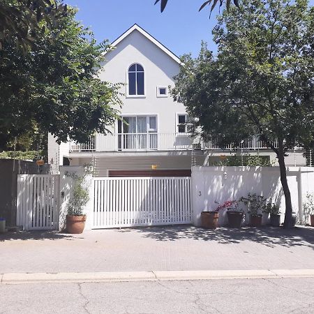 3 On Tessa Guesthouse ヨハネスブルグ エクステリア 写真