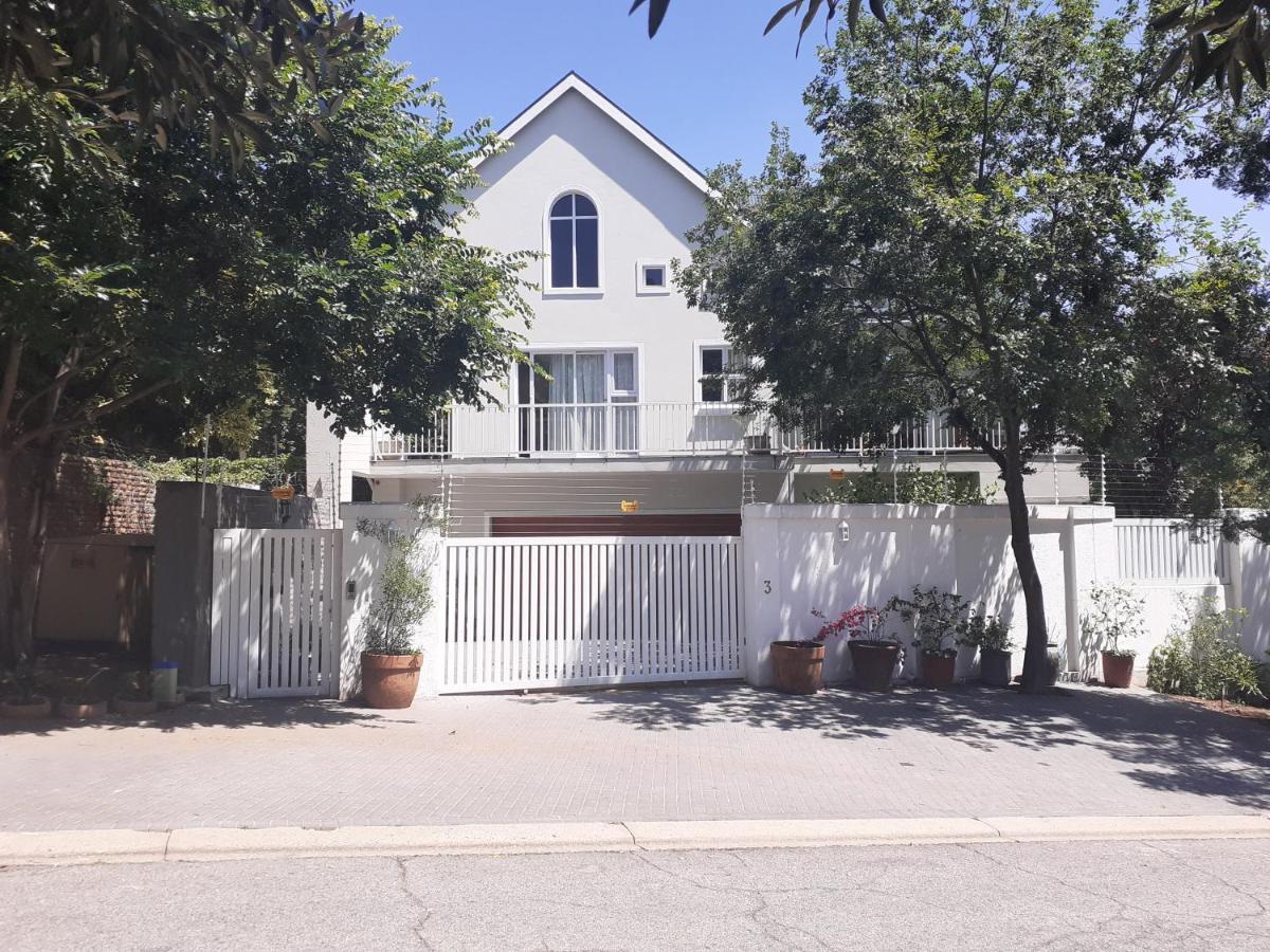 3 On Tessa Guesthouse ヨハネスブルグ エクステリア 写真