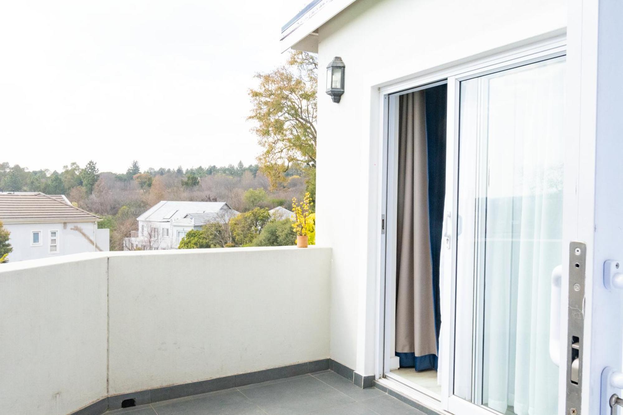 3 On Tessa Guesthouse ヨハネスブルグ エクステリア 写真